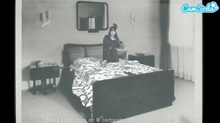 Szőrös punci óriás dildóval webcamen