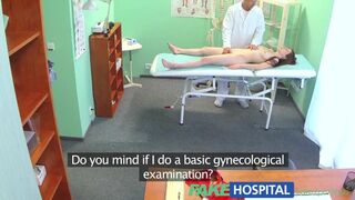 Szép tini védtelenül kapja a klinikai kemény faszt