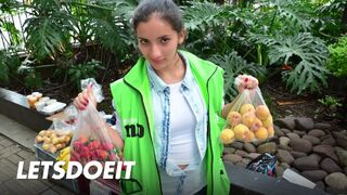 Mary Gomez arcát eláztatja a forró spricc zuhany