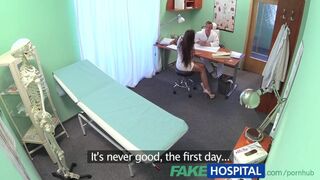 Fiatal orvos szexi ápolónőt dugja kórházban