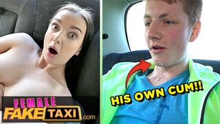 Lady Gang tombol a hatalmas faszú szopásért taxiban