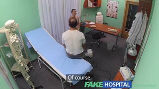 Fekete hajú takarítónő orvos farkán ugrál