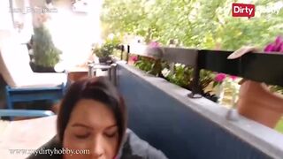 Lara Bergmann balerina nyelével dolgozik