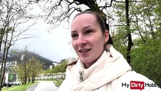 Tini amatőr nyilvánosan szopja az idegent