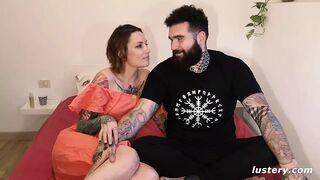 Silvia alázatosan szopja a hatalmas faszt