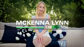 Szőke Mckenna első vad faszas pornós rögtönzése