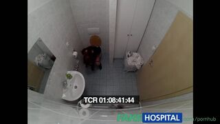 Tetkós tini kórházban doki farkán szörnyül