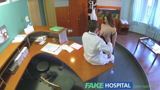 Dús cicis új nővér szopja a főnököt a munkaért