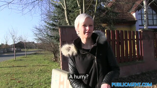 Cseh csaj kopasz pinája nyilvános baszásra