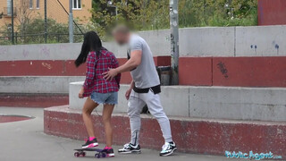 Utcán Apolonia forró dugás barátjával