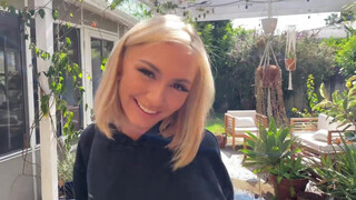 Kis szőrös punci közelről nedvesen csillogva