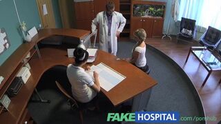Szőke ápolónő szopja ki a beteg farkát fizetségként