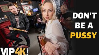 Szőke vadász baszik idegennel a sötét bárban