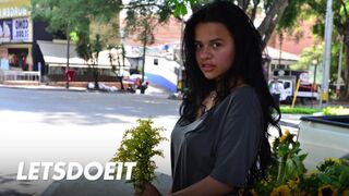 Barna milf Selena mélyen nyírva latin nedves punciban