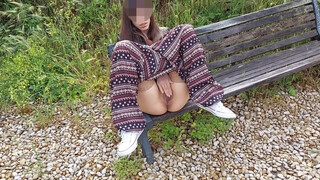 NemiBDesire - Olasz csaj a padon masztizik