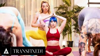 Emma Rose transz jóga alatt baszogatja Jewelz Blut