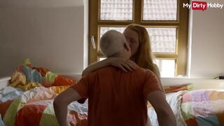 Szőke tini nyögve veszi az öreg faszt punciába