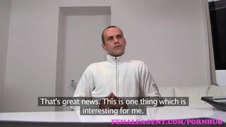 Szexi milf ügynök teszteli a gigafarkot
