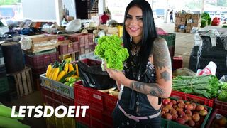 Barna latina milf érett puncija mélyen kapja a kemény szárat