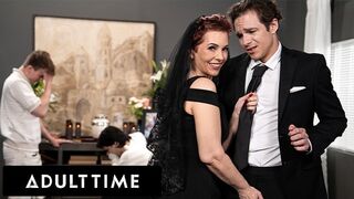Dögös tetovált gilf Ruby Lynne rajtakapva baszás közben temetésen!