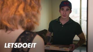 Hűtlen punci Arian Joy először a pasiját ugratja meg keményen, aztán a futár srác alaposan megdolgozza