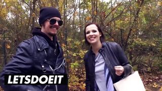 Nagy mellű fekete hajú német csaj felvétel a kombiban intenzív dugásra