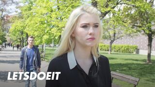 Csábító lengyel szőke Misha Cross élvezi a külföldi vastag farkot idegenben, szopja mélyen és vadul meglovagolja