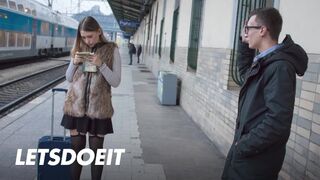 Vad tini Selvaggia megmarkolta Charlie Dean kemény farkát egy vad POV baszásra
